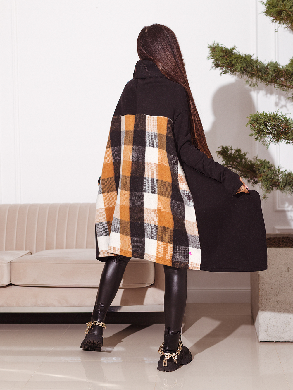 czarna-bluza-damska-z-dlugim-kominem-i-krata-z-tylu-1-2.jpg
