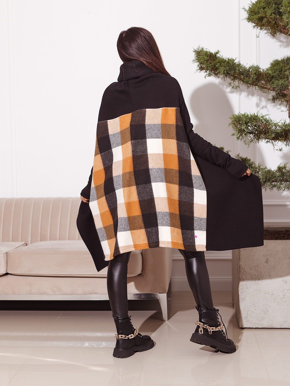 czarna-bluza-damska-z-dlugim-kominem-i-krata-z-tylu-1-3.jpg