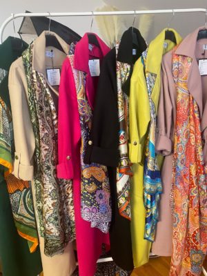 Lekki płaszcz wiosenny damski Fenix – fason z regulacją talii