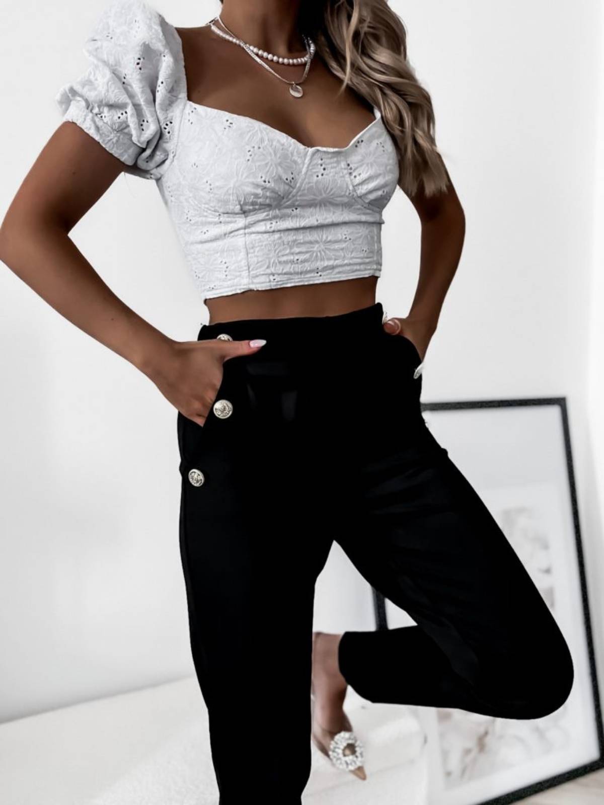 Eleganckie spodnie z ozdobnymi guzikami