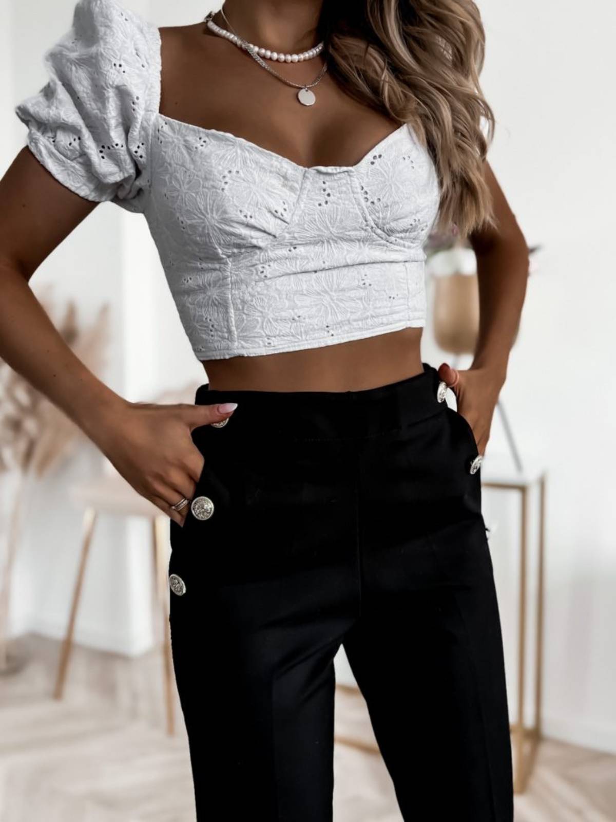 Eleganckie spodnie z ozdobnymi guzikami2